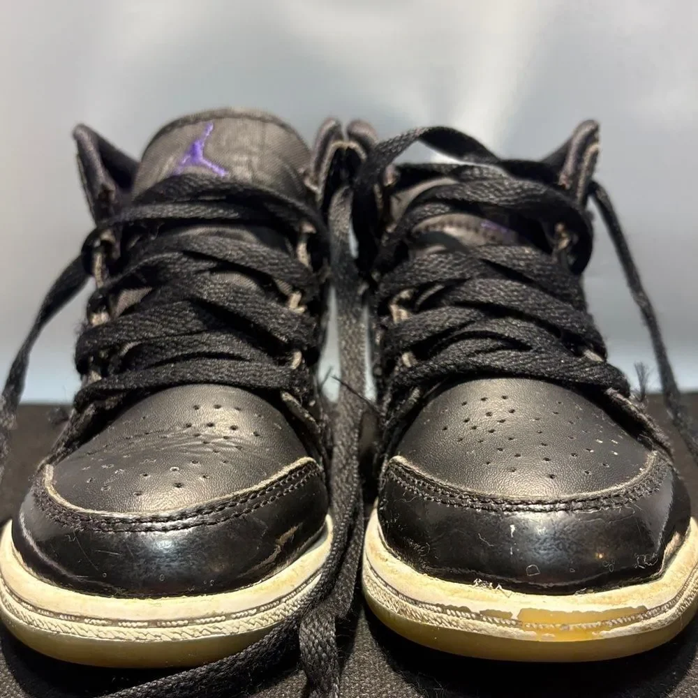 Nike Kids Black Sneakers with Purple Logo